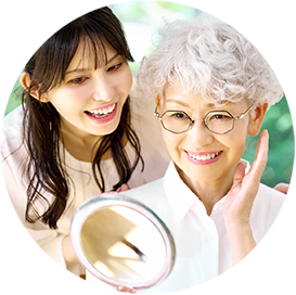 イオカビューティショップ　仕上がりを確認する老婦人とスタッフ