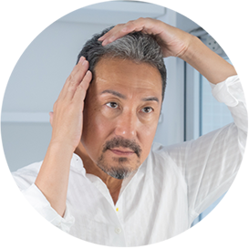 イオカビューティショップ　頭髪をチェックする男性