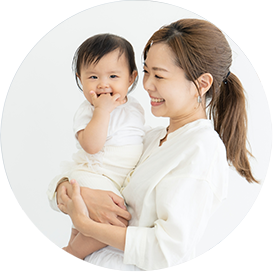 イオカビューティショップ　赤ちゃんを抱く女性